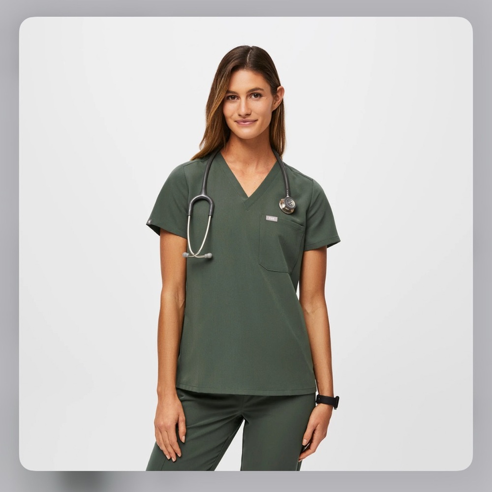 Moss Catarina- One-Pocket Scrub Top